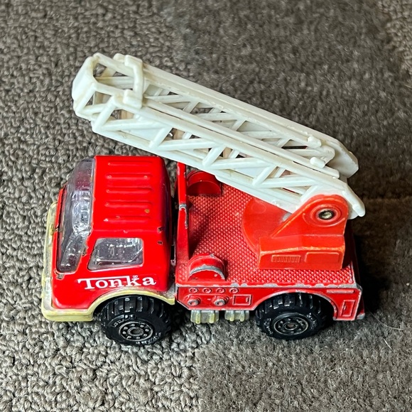 1992 Vintage Tonka Fire Truck Engine with Ladder Metal & Plastic Vehicle Toy - Picture 3 of 12